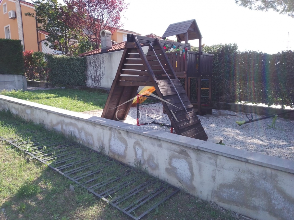 Karlovac - prodaja hiše s 3 stanovanji in čudovitim vrtom