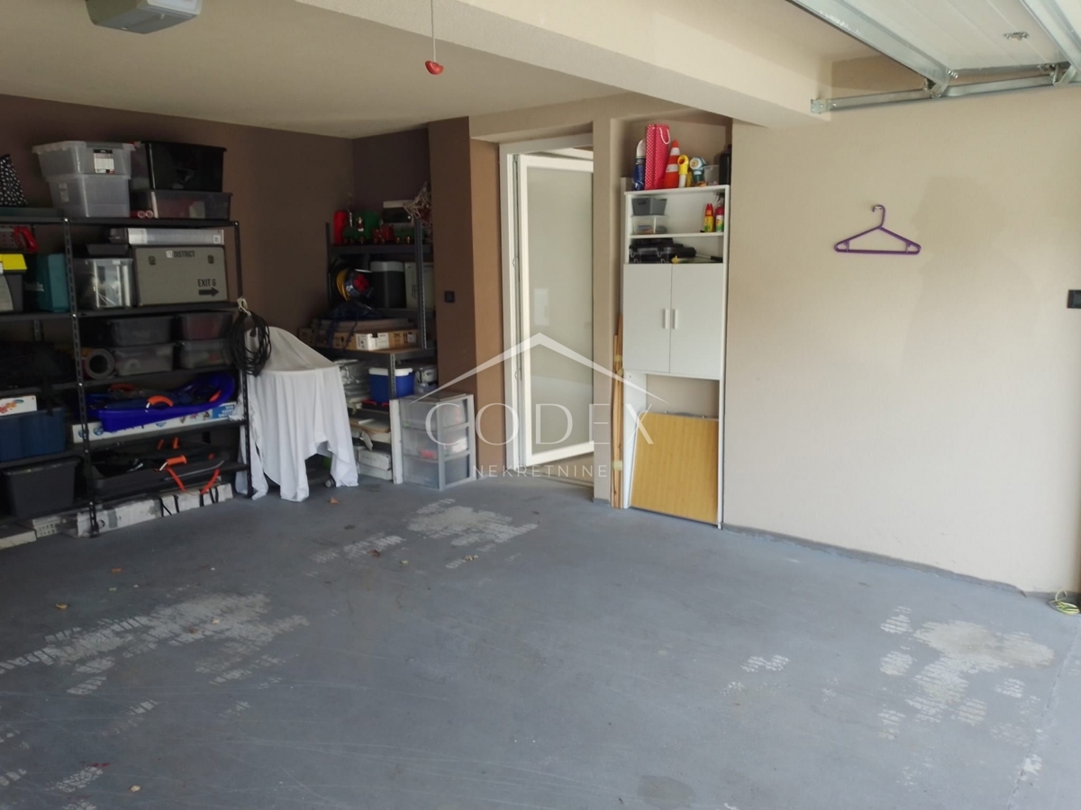 Karlovac - prodaja hiše s 3 stanovanji in čudovitim vrtom