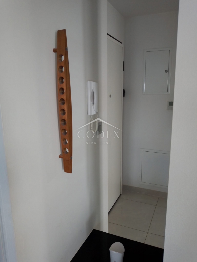 Karlovac - prodaja hiše s 3 stanovanji in čudovitim vrtom