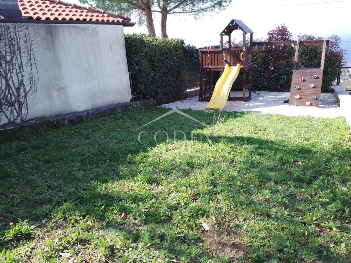 Karlovac - prodaja hiše s 3 stanovanji in čudovitim vrtom