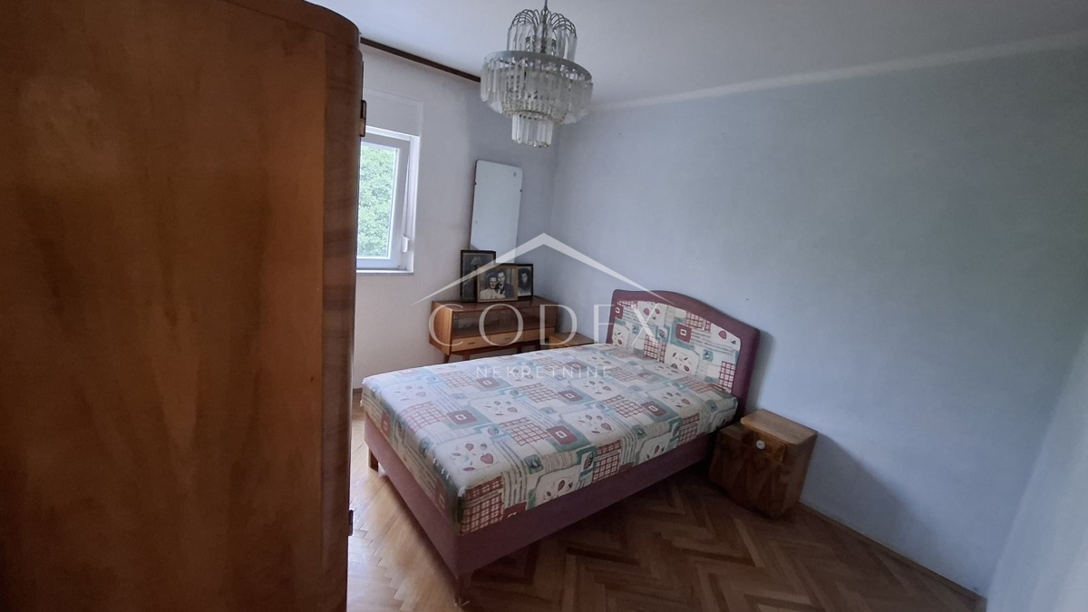 Krimeja – prodaja dvosobnega stanovanja na odlični lokaciji