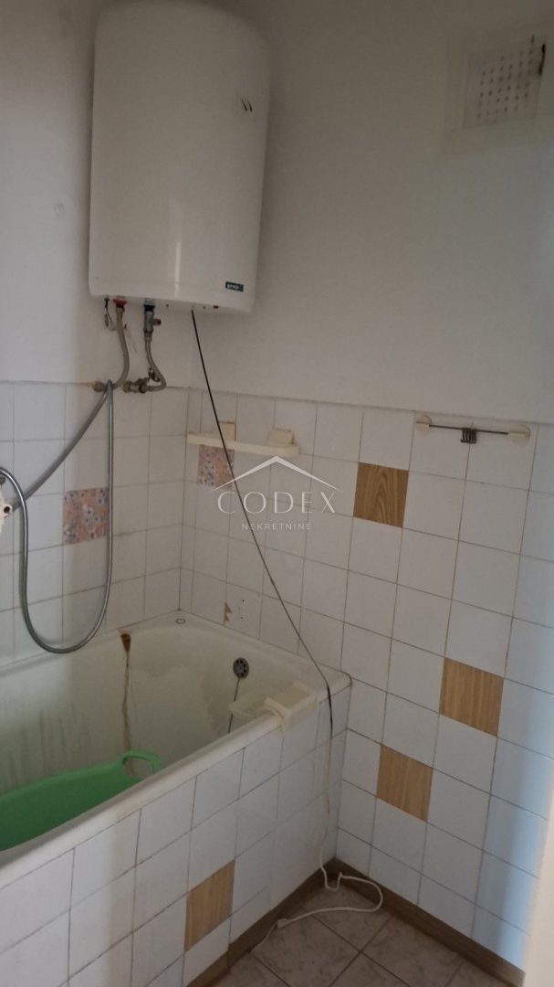Krimeja – prodaja dvosobnega stanovanja na odlični lokaciji