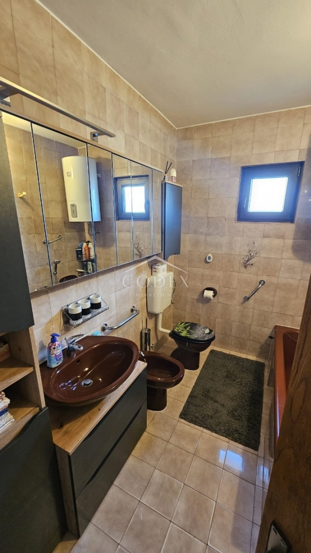 Novi Vinodolski – prodaja treh stanovanj z vrtom in parkiriščem