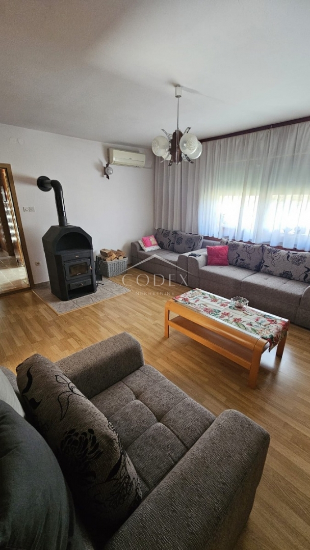 Novi Vinodolski – prodaja treh stanovanj z vrtom in parkiriščem