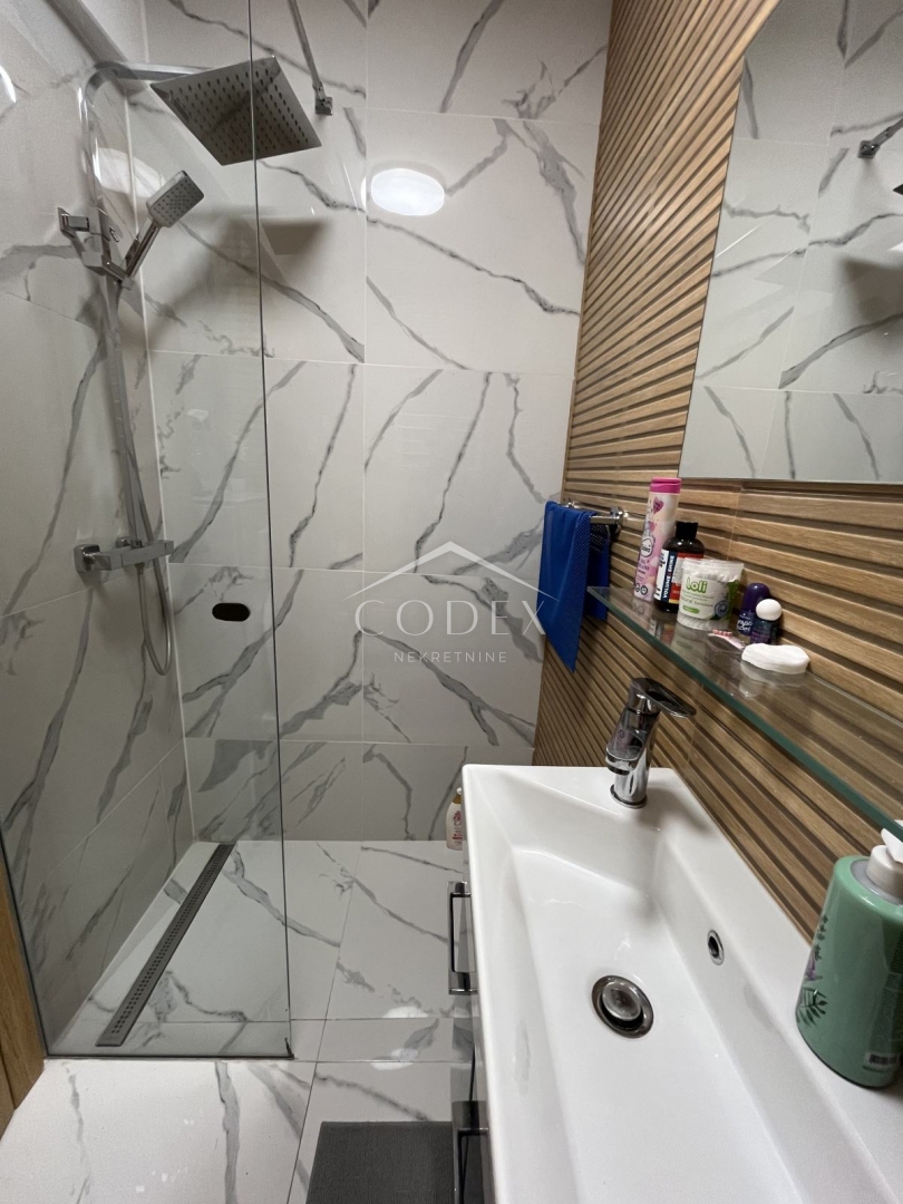 Crikvenica – prodaja 2 modernih apartmajev, 100 m od morja!