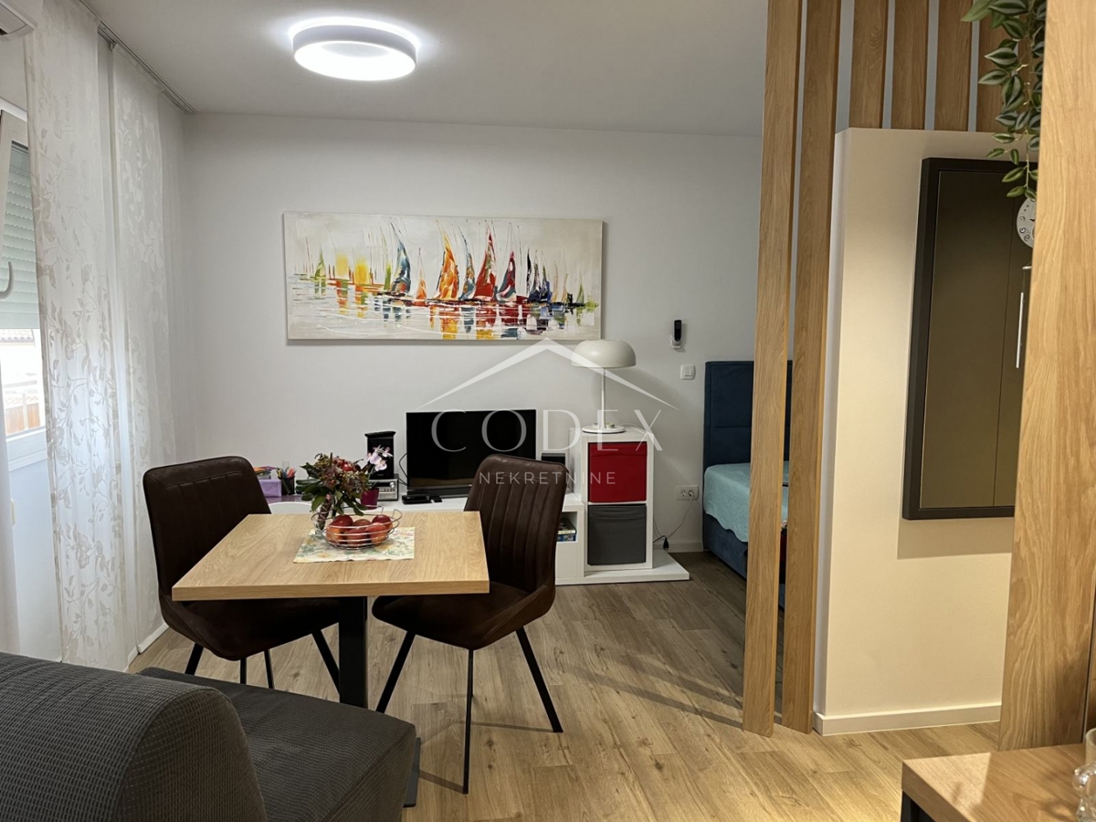 Crikvenica – prodaja 2 modernih apartmajev, 100 m od morja!