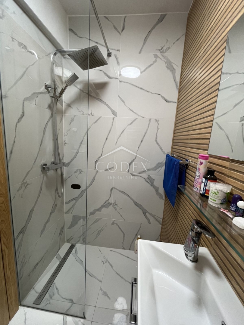 Crikvenica – prodaja 2 modernih apartmajev, 100 m od morja!