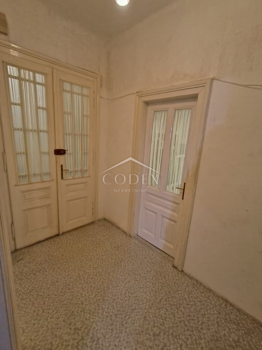 Opatija center – prostorno stanovanje z balkonom, 1 min od morja