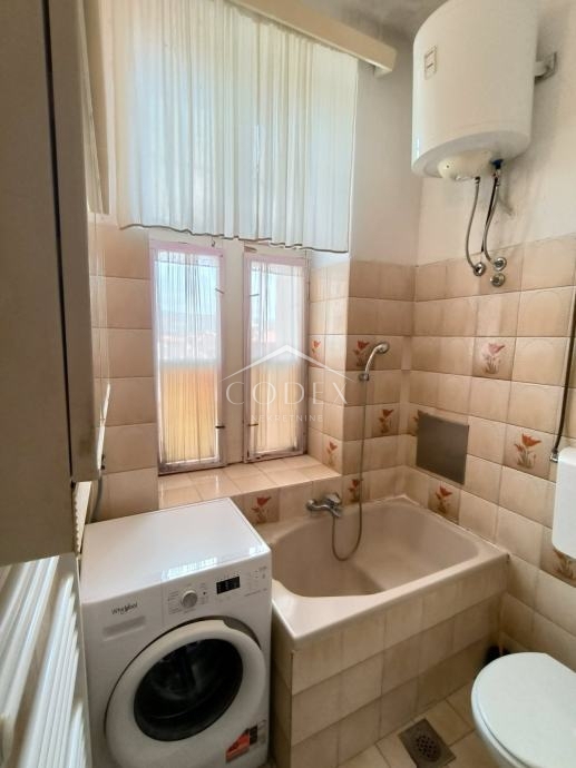 Opatija center – prostorno stanovanje z balkonom, 1 min od morja