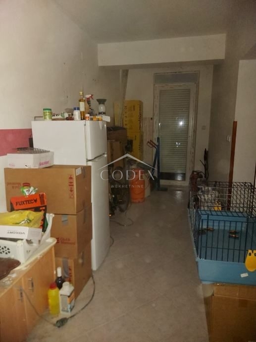 Poreč - etaža hiše z 2 apartmajema za obnovo