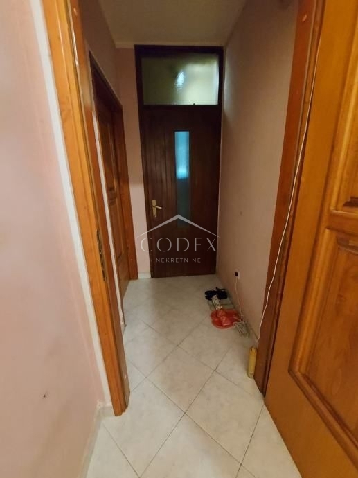 Poreč - etaža hiše z 2 apartmajema za obnovo