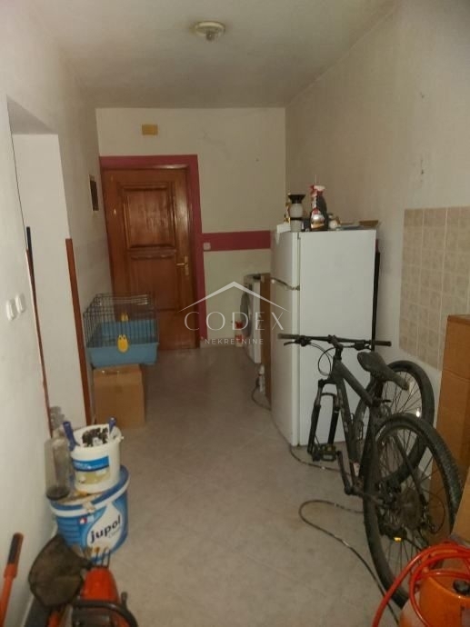 Poreč - etaža hiše z 2 apartmajema za obnovo