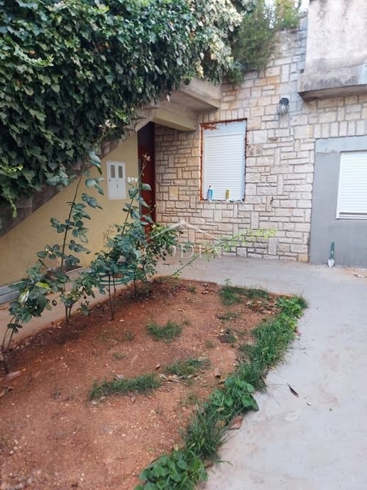 Poreč - etaža hiše z 2 apartmajema za obnovo