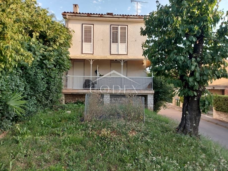 Poreč - etaža hiše z 2 apartmajema za obnovo