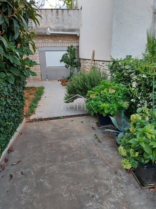 Poreč - etaža hiše z 2 apartmajema za obnovo