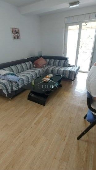 Poreč - etaža hiše z 2 apartmajema za obnovo