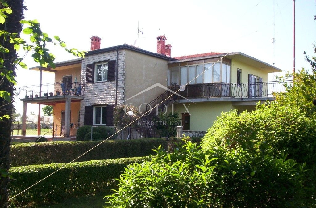 Brtonigla - posest z zazidljivim zemljiščem, 8350 m2