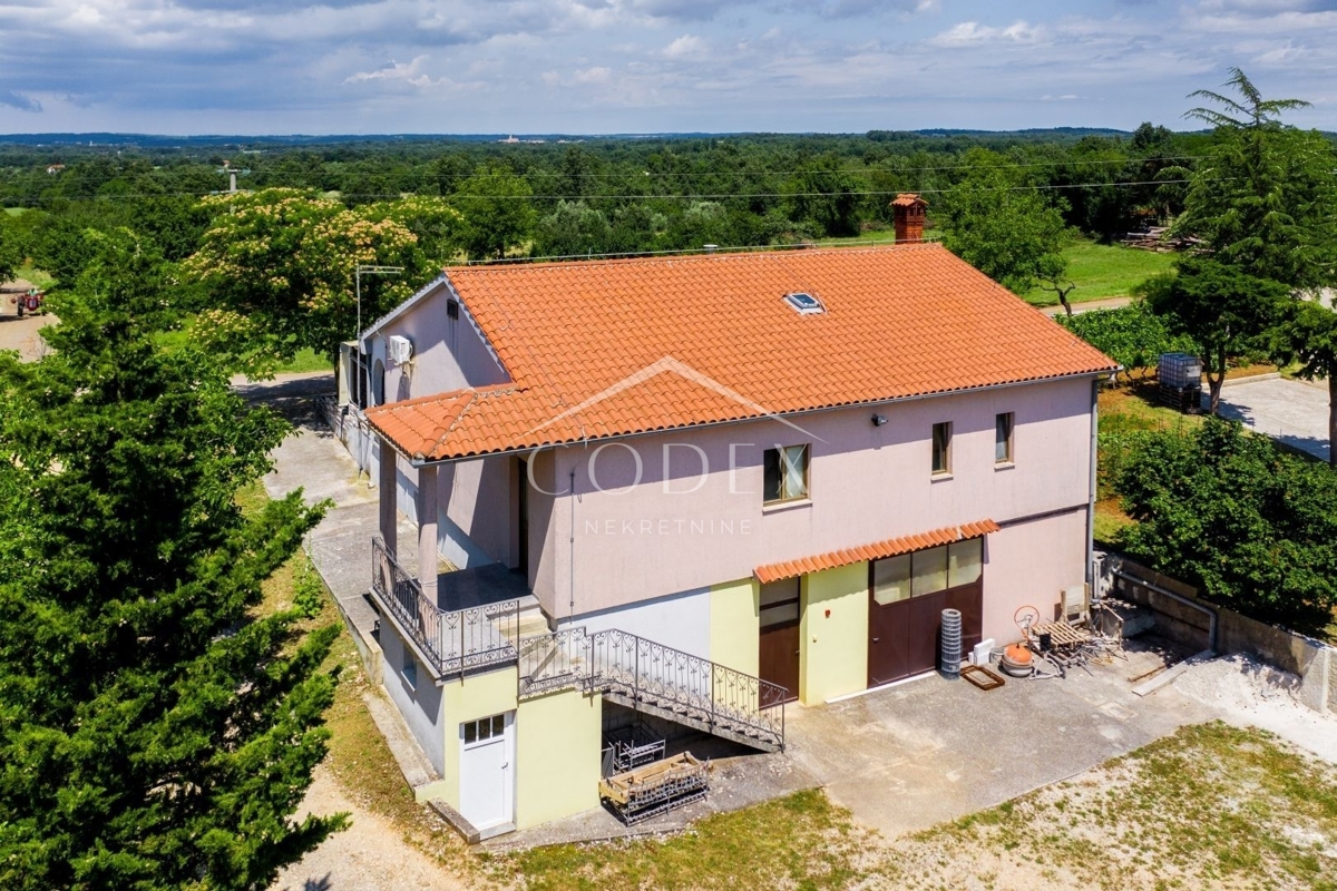 Žminj - prodamo nepremičnino s 3 samostojnimi hišami