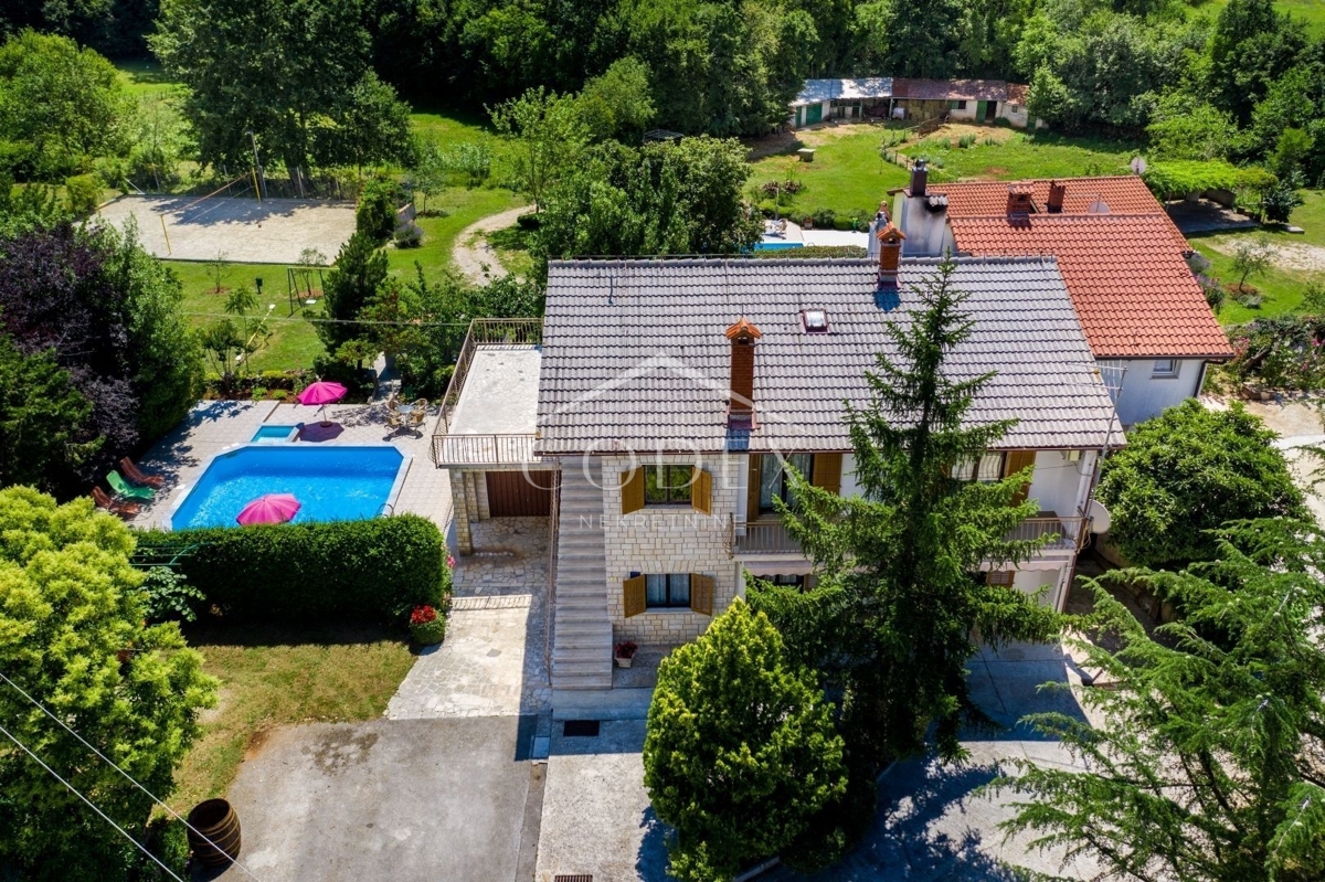 Žminj - prodamo nepremičnino s 3 samostojnimi hišami