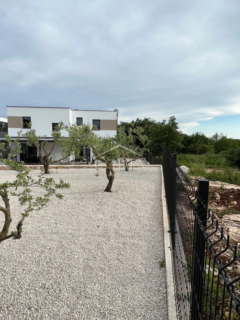 Svetvinčenat - luksuzna moderna vila z bazenom in prostorom za sončenje