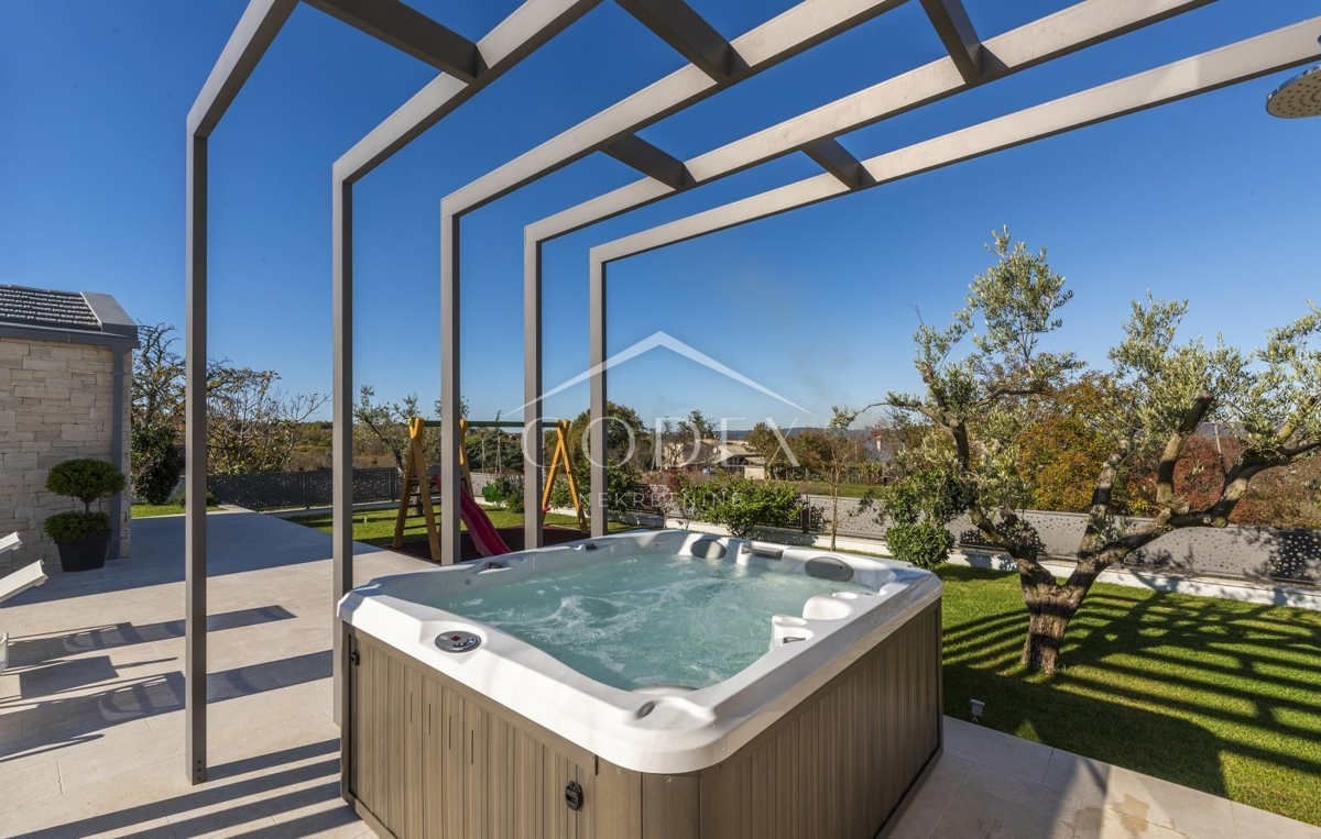 Karojba - luksuzna vila z bazenom, jacuzzijem in savno