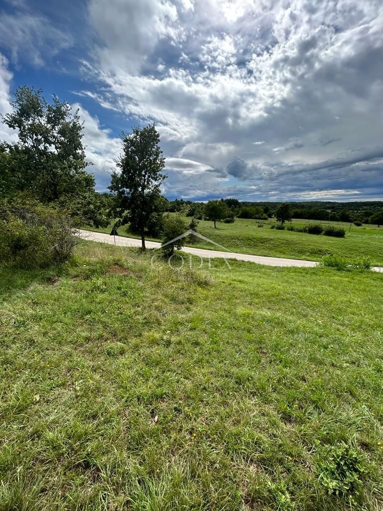 Grožnjan - prodaja atraktivnega gradbenega zemljišča
