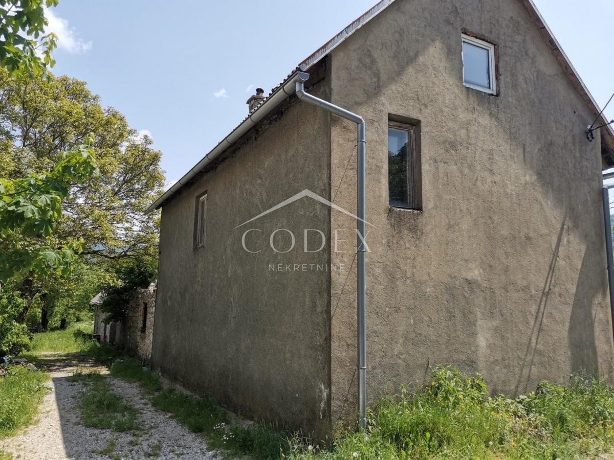 Lič - prodaja samostojne hiše v fazi obnove