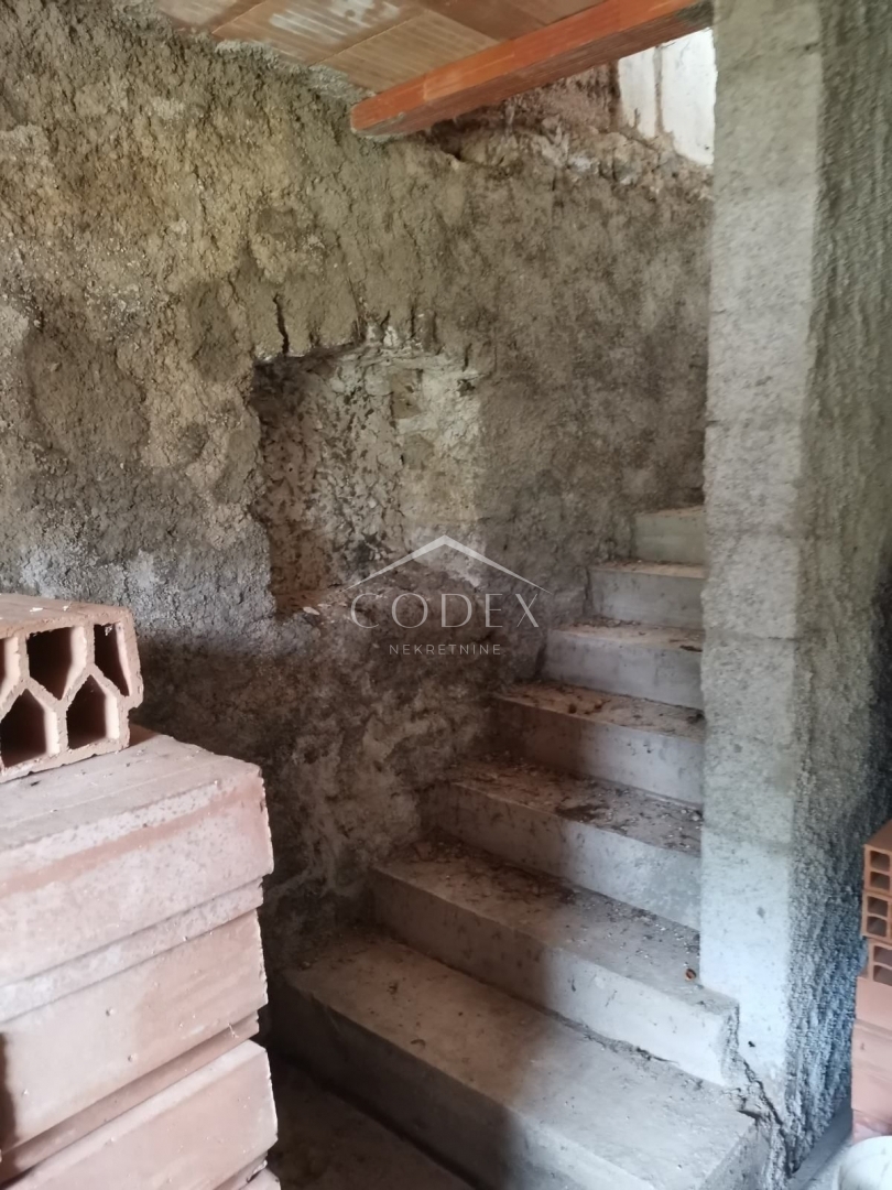Lič - prodaja samostojne hiše v fazi obnove