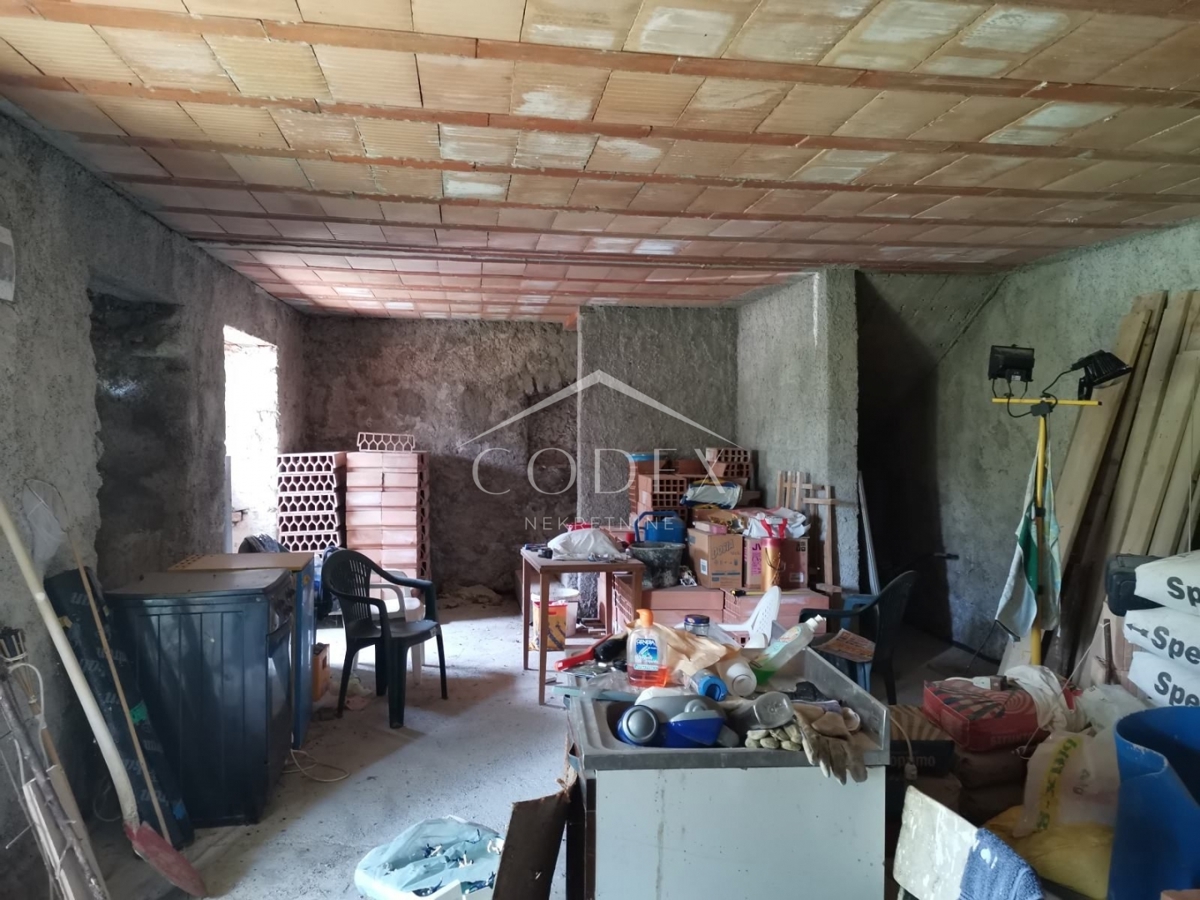 Lič - prodaja samostojne hiše v fazi obnove