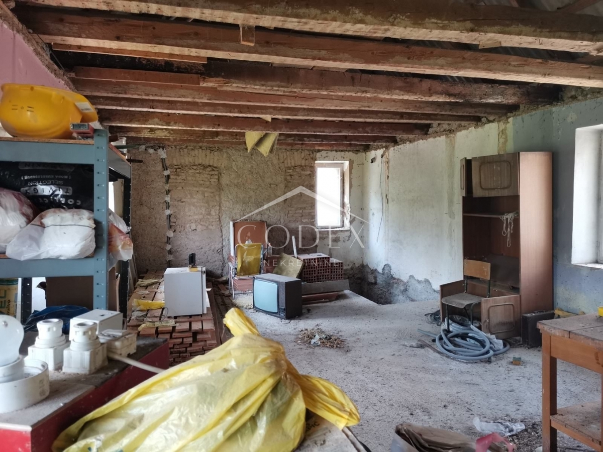 Lič - prodaja samostojne hiše v fazi obnove
