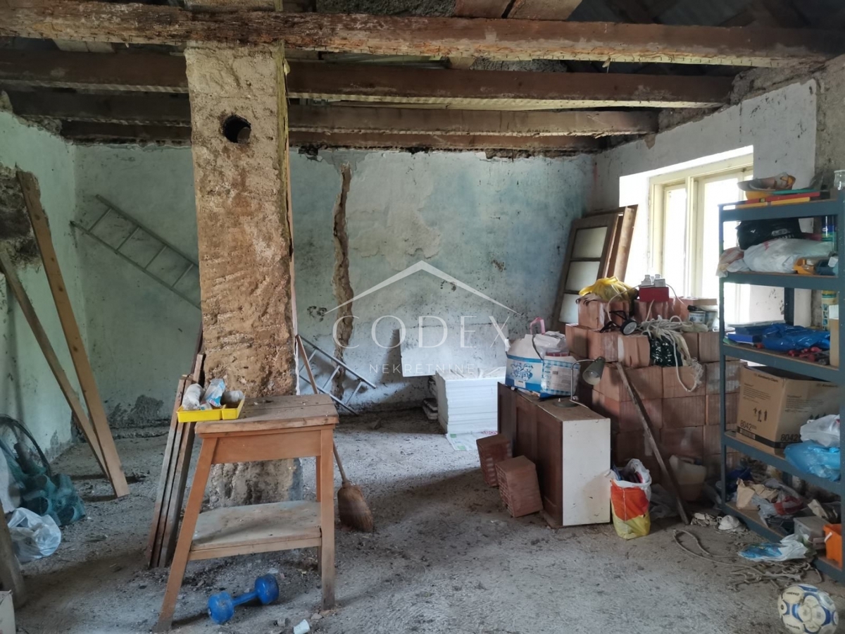 Lič - prodaja samostojne hiše v fazi obnove