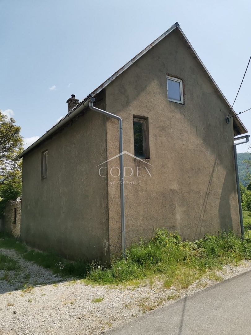 Lič - prodaja samostojne hiše v fazi obnove