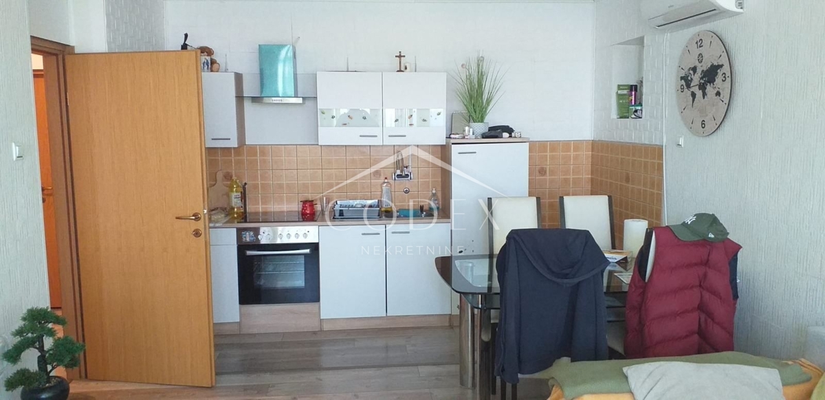  Senj - stanovanje za prodajo s balkonom in pogledom, 200 metrov od morja