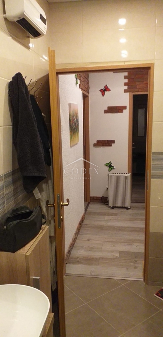  Senj - stanovanje za prodajo s balkonom in pogledom, 200 metrov od morja