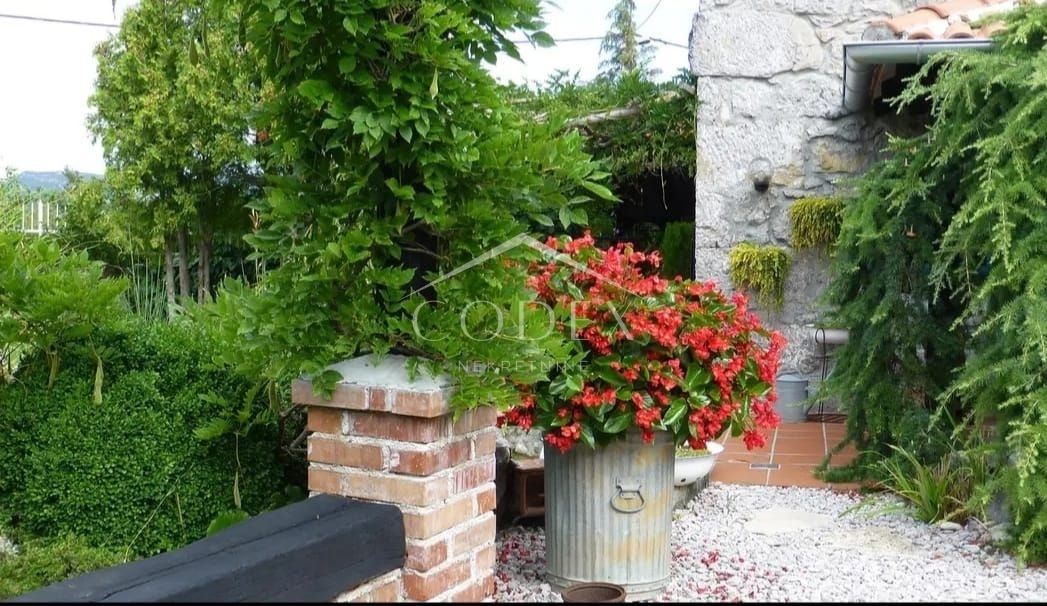 Ročko Polje - prodaja 2 istrskih hiš z impozantnimi vrtovi in bazeni