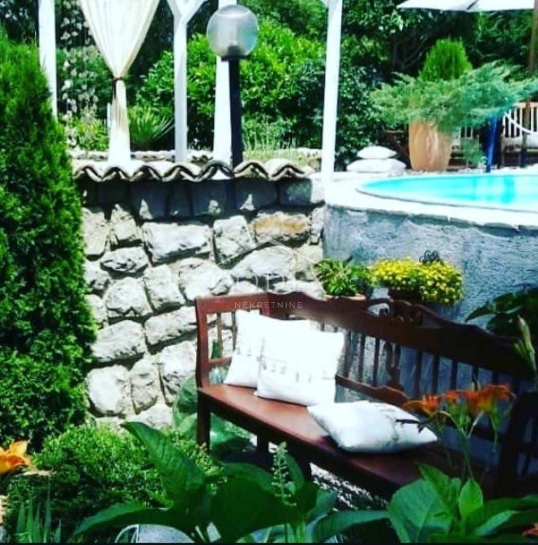 Ročko Polje - prodaja 2 istrskih hiš z impozantnimi vrtovi in bazeni