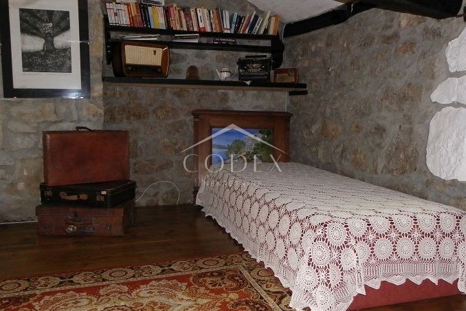 Ročko Polje - prodaja 2 istrskih hiš z impozantnimi vrtovi in bazeni