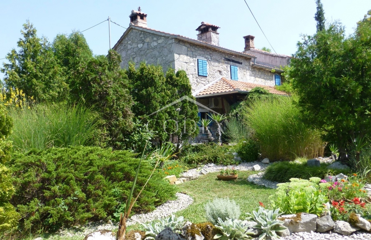 Ročko Polje - prodaja 2 istrskih hiš z impozantnimi vrtovi in bazeni