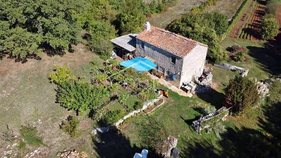 Labin - prodaja nepremičnine na samem s samostojno kamnito dediščino
