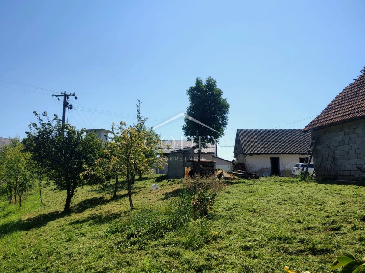 Gornje Bukovlje – posestvo naprodaj s 3 hišami v bližini reke Mrežnice!