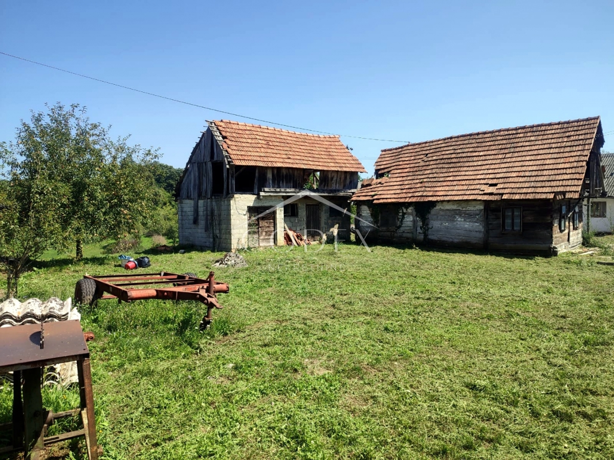Gornje Bukovlje – posestvo naprodaj s 3 hišami v bližini reke Mrežnice!