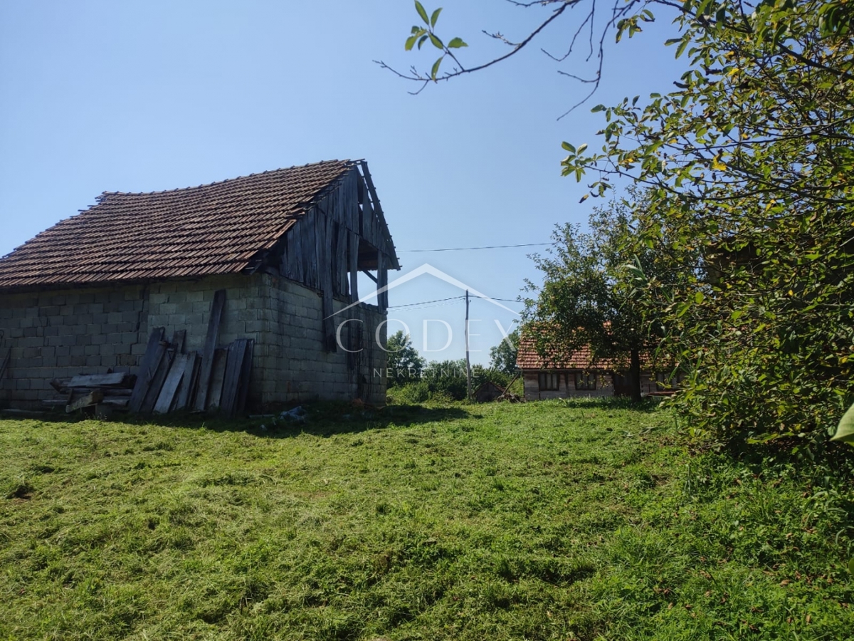 Gornje Bukovlje – posestvo naprodaj s 3 hišami v bližini reke Mrežnice!