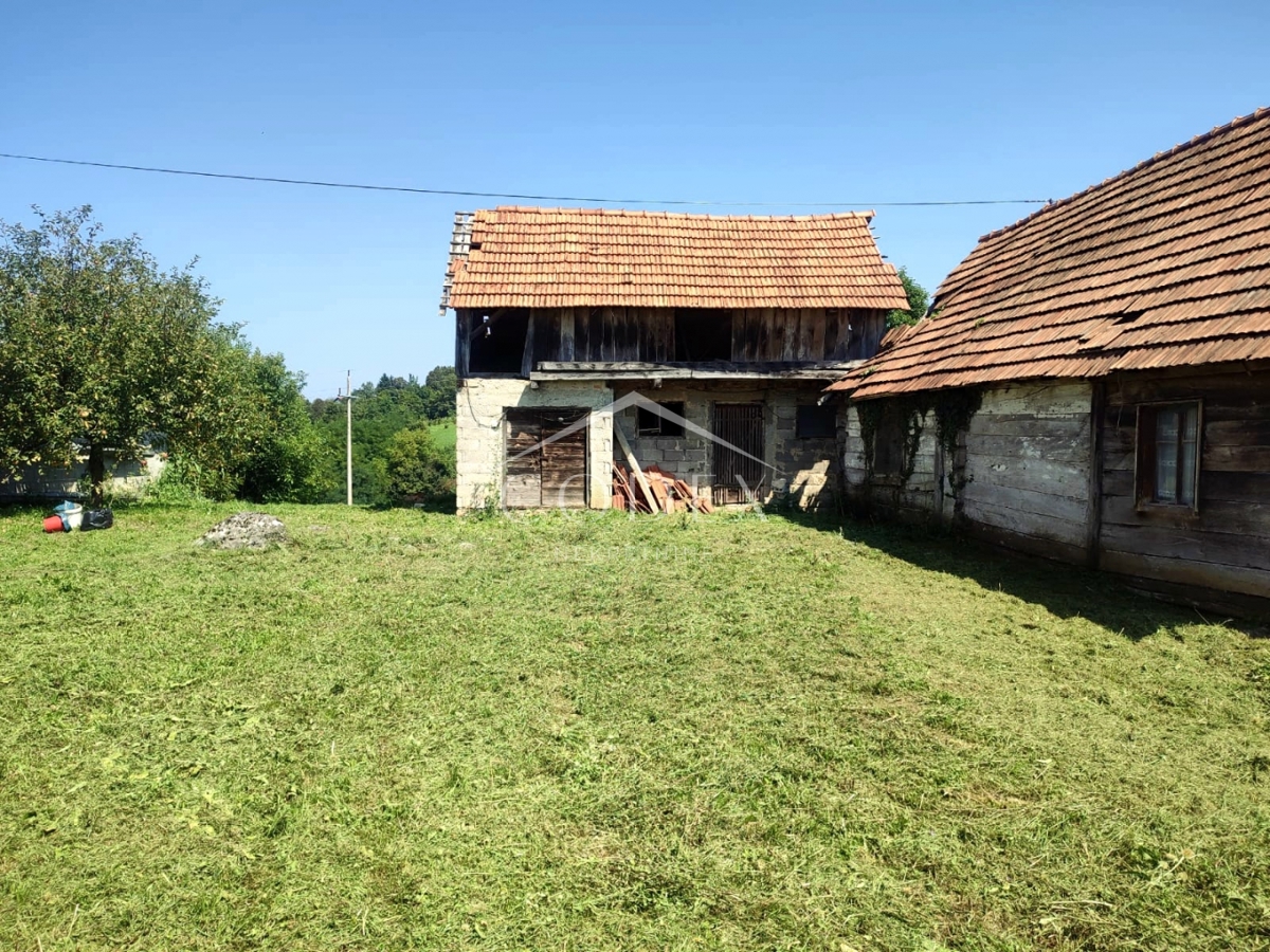 Gornje Bukovlje – posestvo naprodaj s 3 hišami v bližini reke Mrežnice!