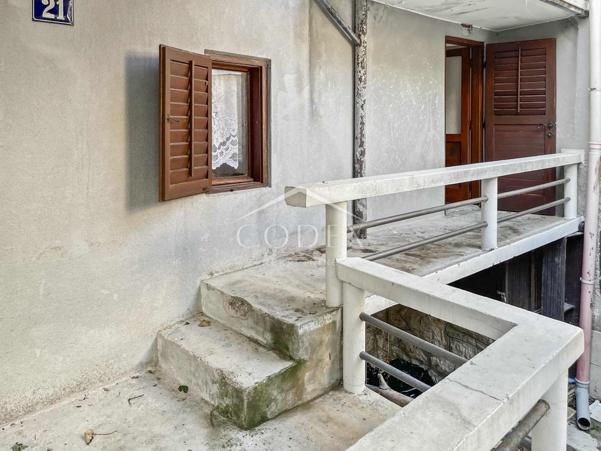 Dobrinj - Obnovljena starina v središču mesta