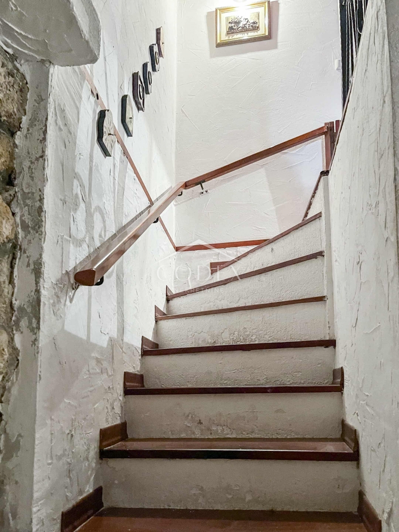 Dobrinj - Obnovljena starina v središču mesta