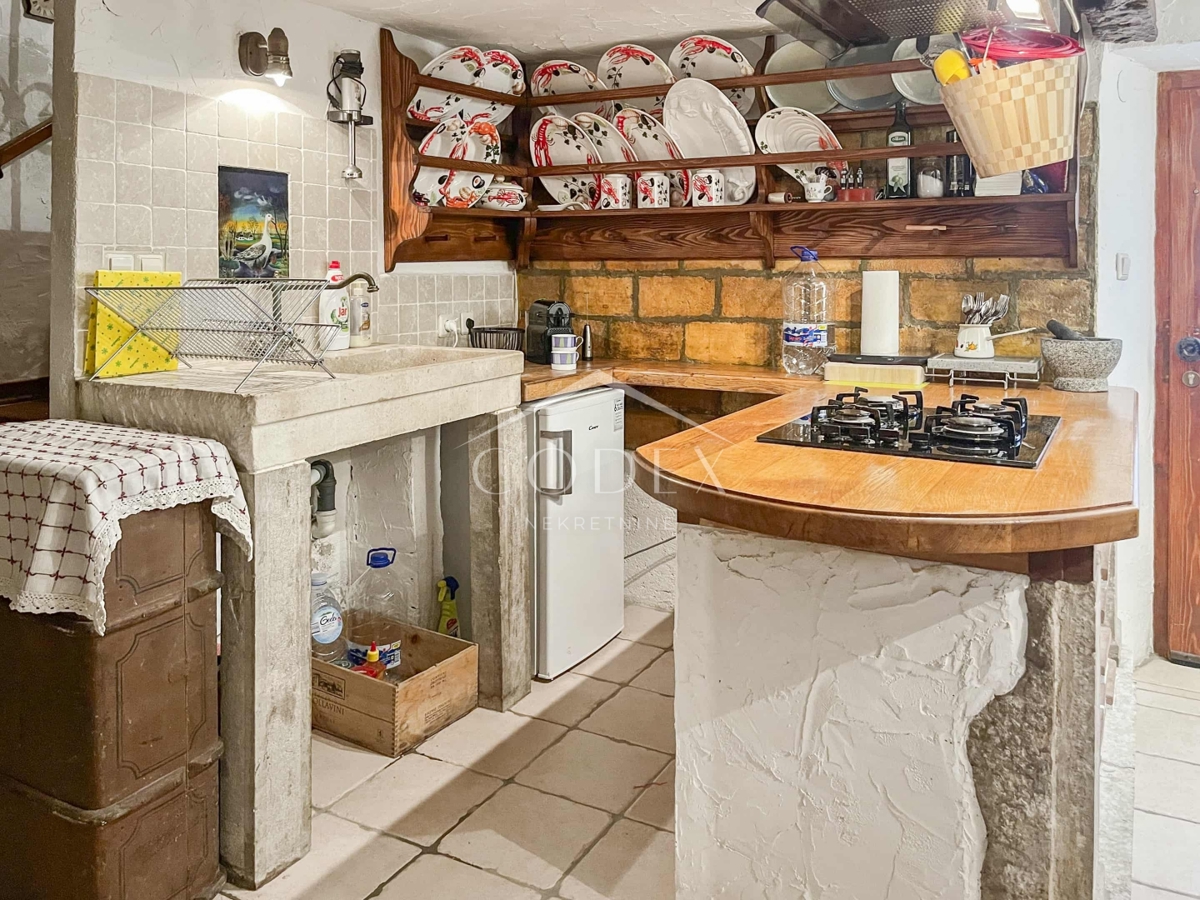 Dobrinj - Obnovljena starina v središču mesta