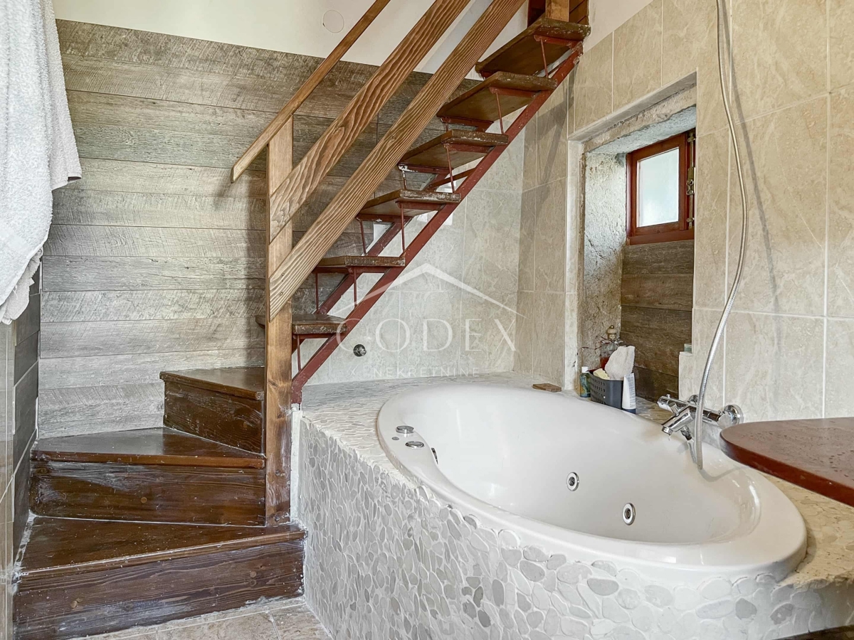 Dobrinj - Obnovljena starina v središču mesta