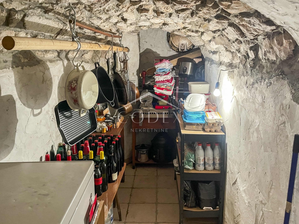 Dobrinj - Obnovljena starina v središču mesta