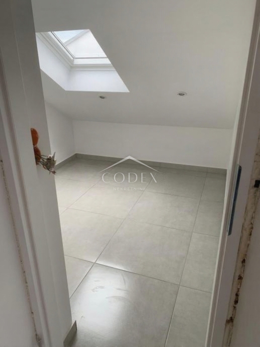 Jadranovo – prodaja 3 stanovanjskih enot na mirni lokaciji