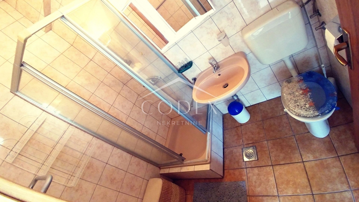 Jadranovo – prodaja 3 stanovanjskih enot na mirni lokaciji